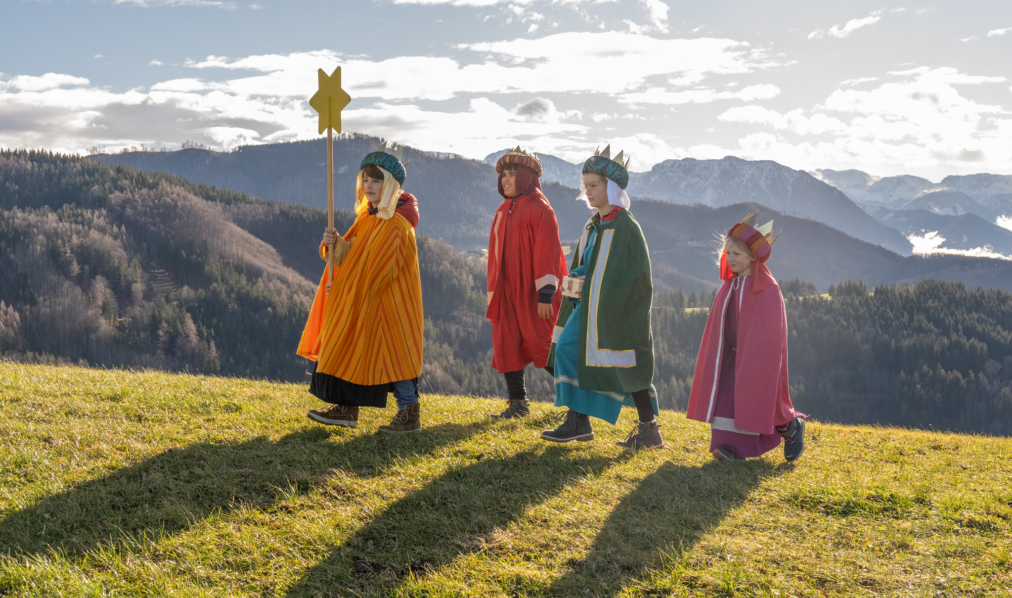 Kinder umterwegs als Heilige Drei Könige